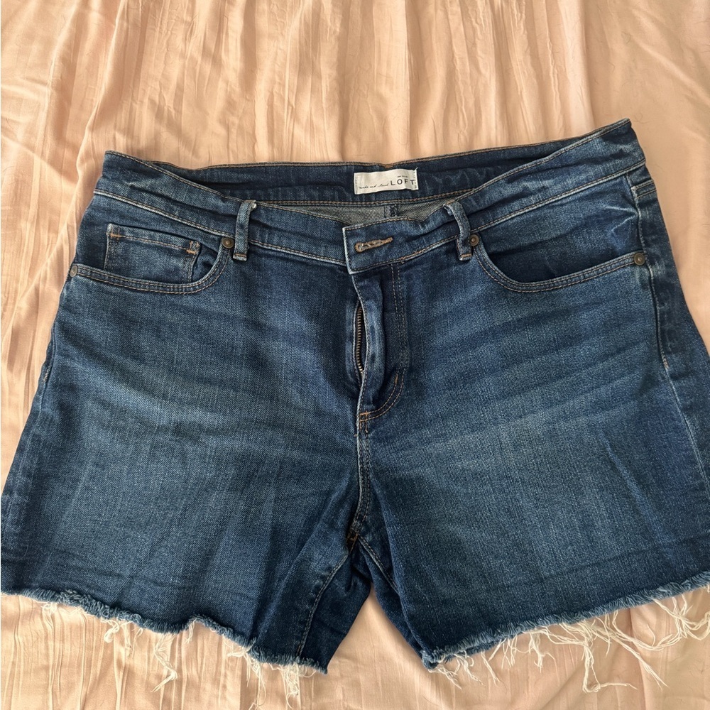 Massimo distressed blue denim jean shorts. Mid-rise and power stretch. Size 6/28